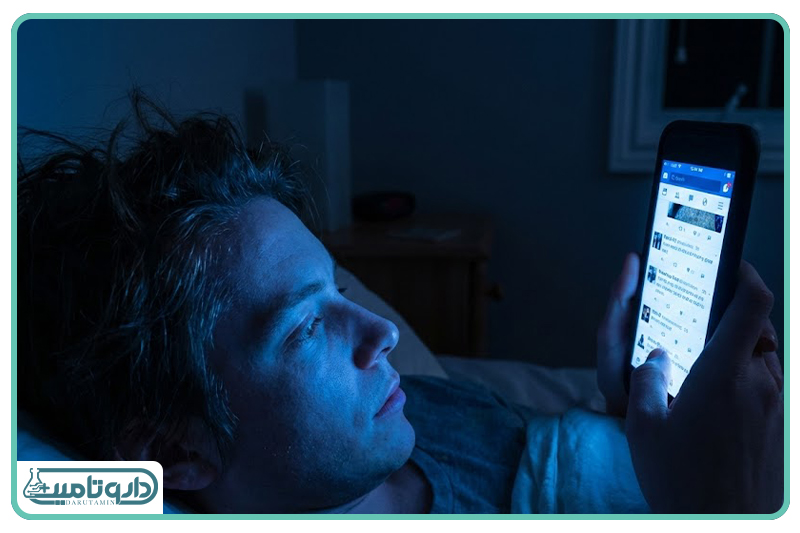 کار با گوشی در رختخواب
